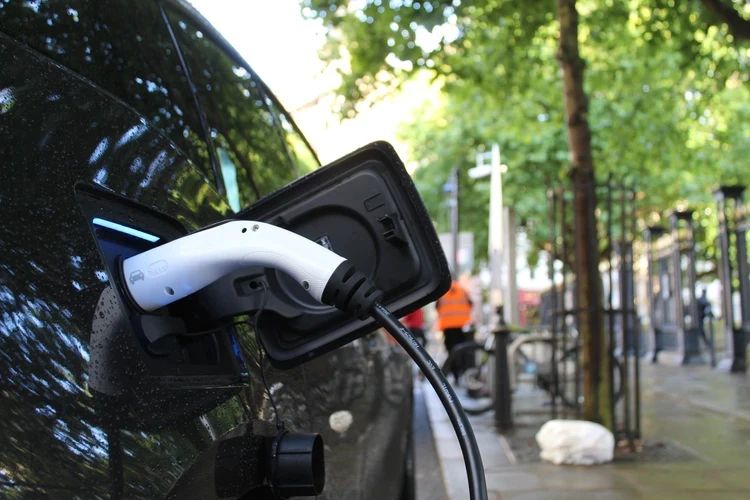 泡沫上的新造车：卖车5万辆，市值4千亿