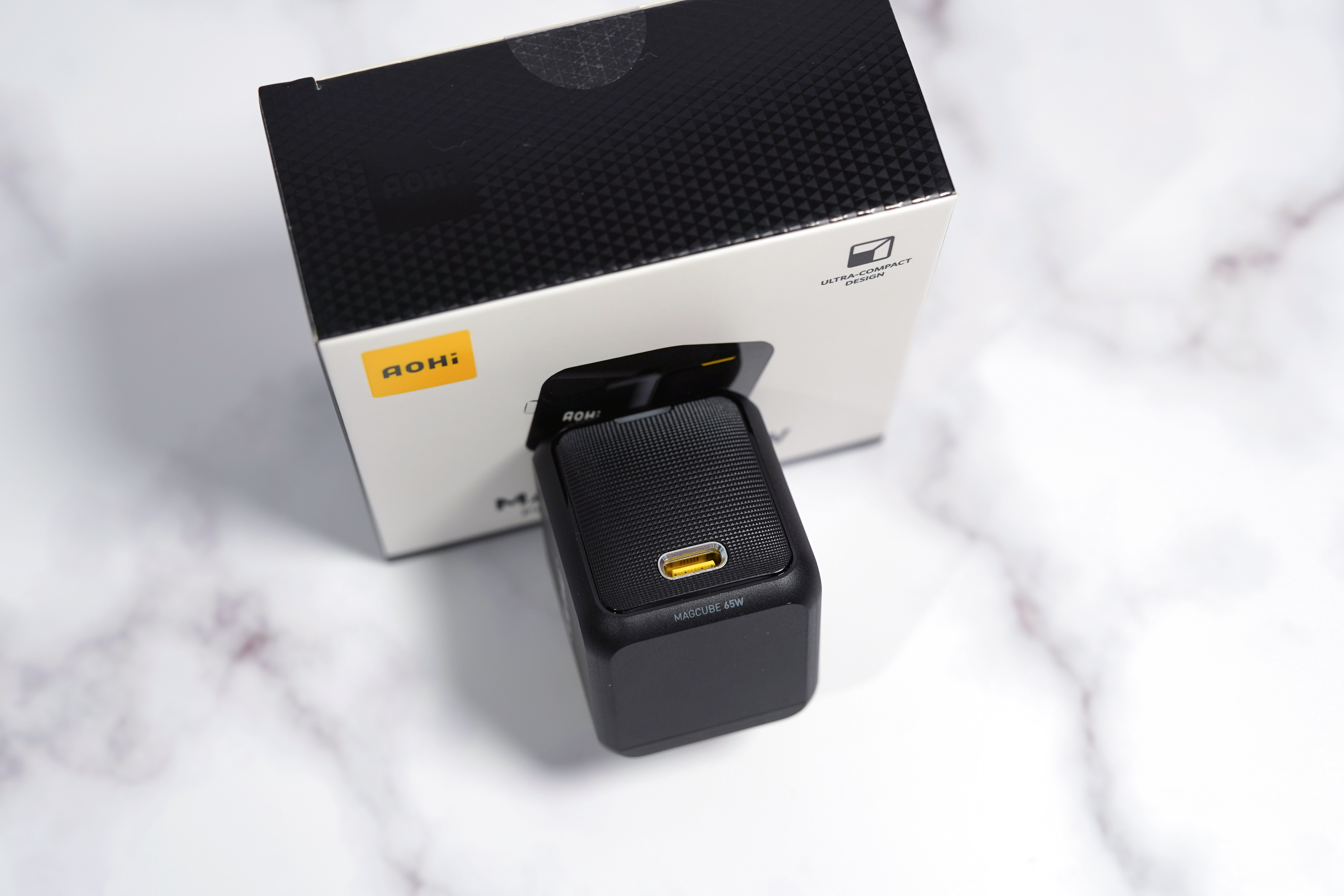 为自己“减负”，出门充电，只需一个Aohi 65W快充充电头