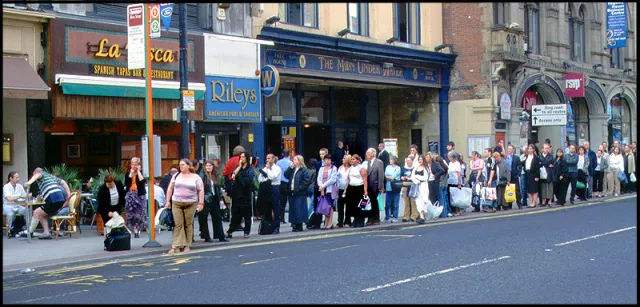 为什么英国人排队氛围那么强？