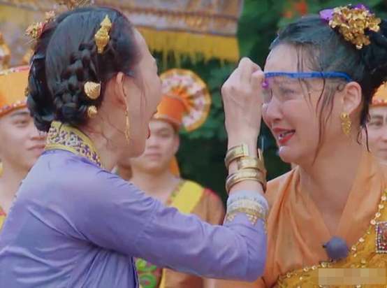 妻子团泼水之后，才意识到妆都花了，看到吉娜的脸，才懂啥叫半永