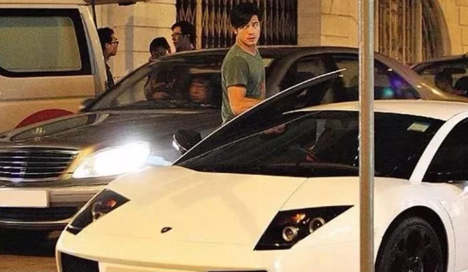 郭富城豪宅内景曝光！家里放着价值40万沙发，偌大飘窗很抢眼