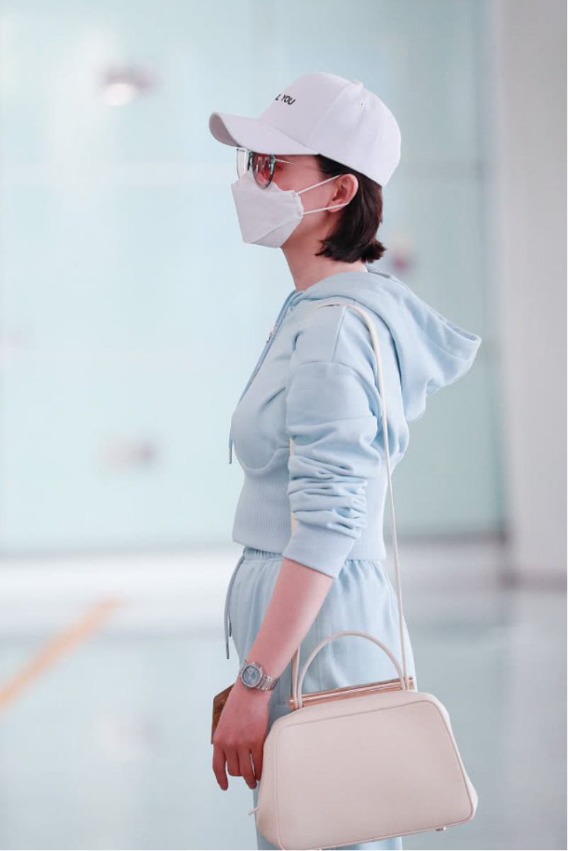 陈数被这条裤子害惨了，侧身时小肚子太凸，勒