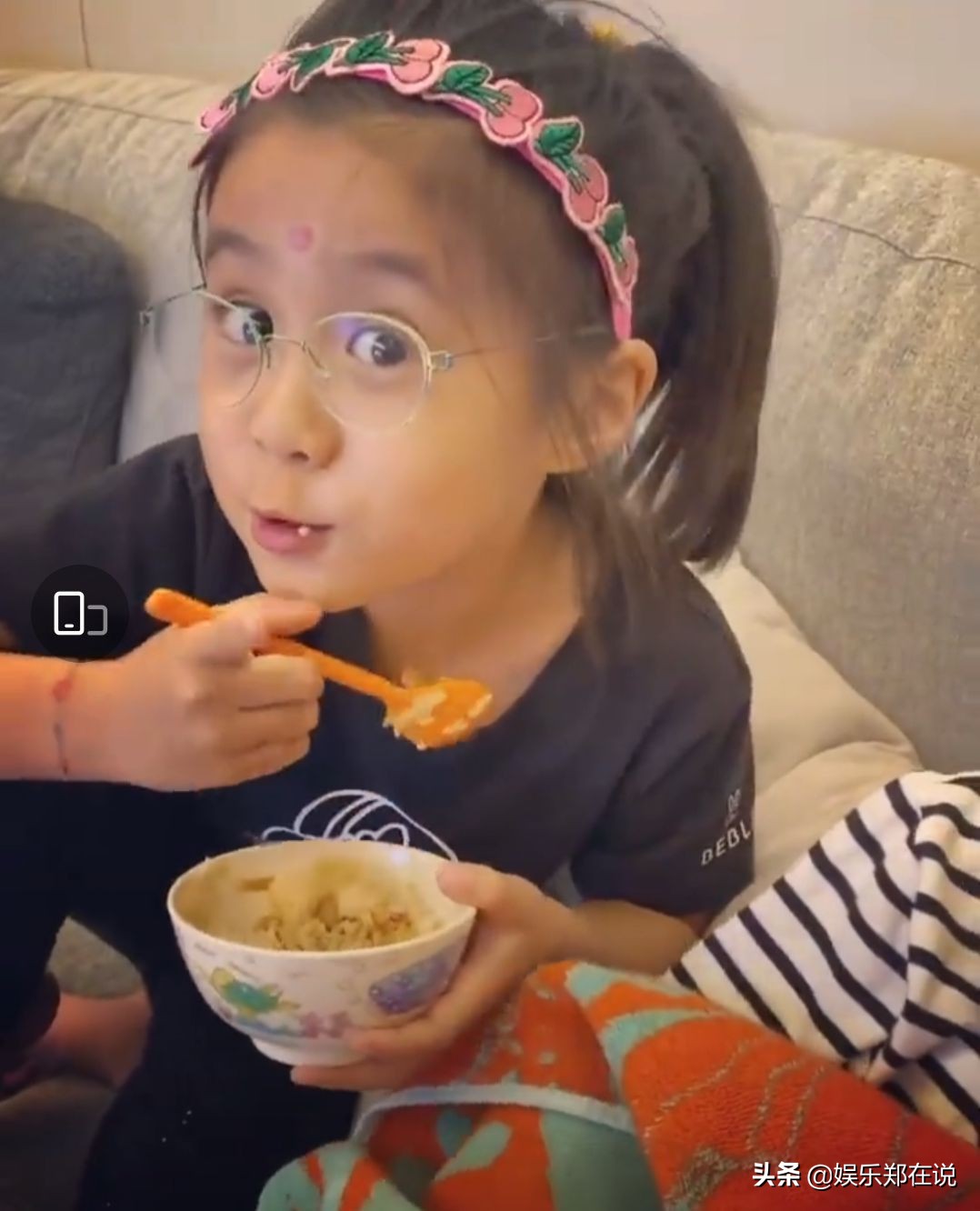 賈靜雯曬女兒近照，咘咘姐姐力爆棚餵妹妹飯，睡醒的波妞太幸福了