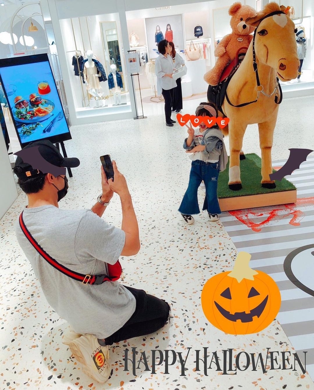 賀軍翔跪在地上為女兒拍照，美寶穿喇叭褲好時尚，鏡頭感十足