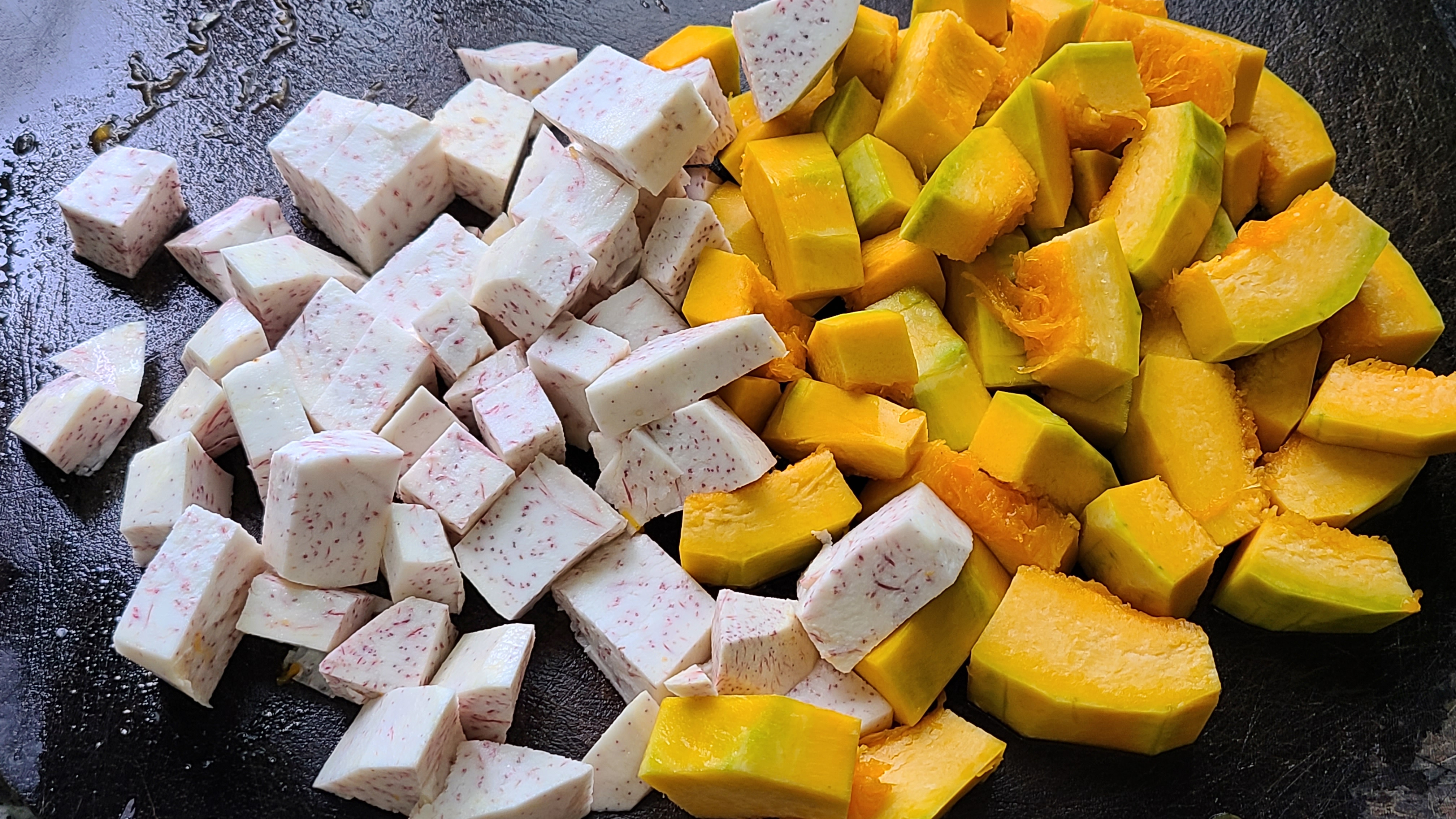 天氣越來越熱，教你一道廣東很好吃的南瓜香芋煲，又濃又香