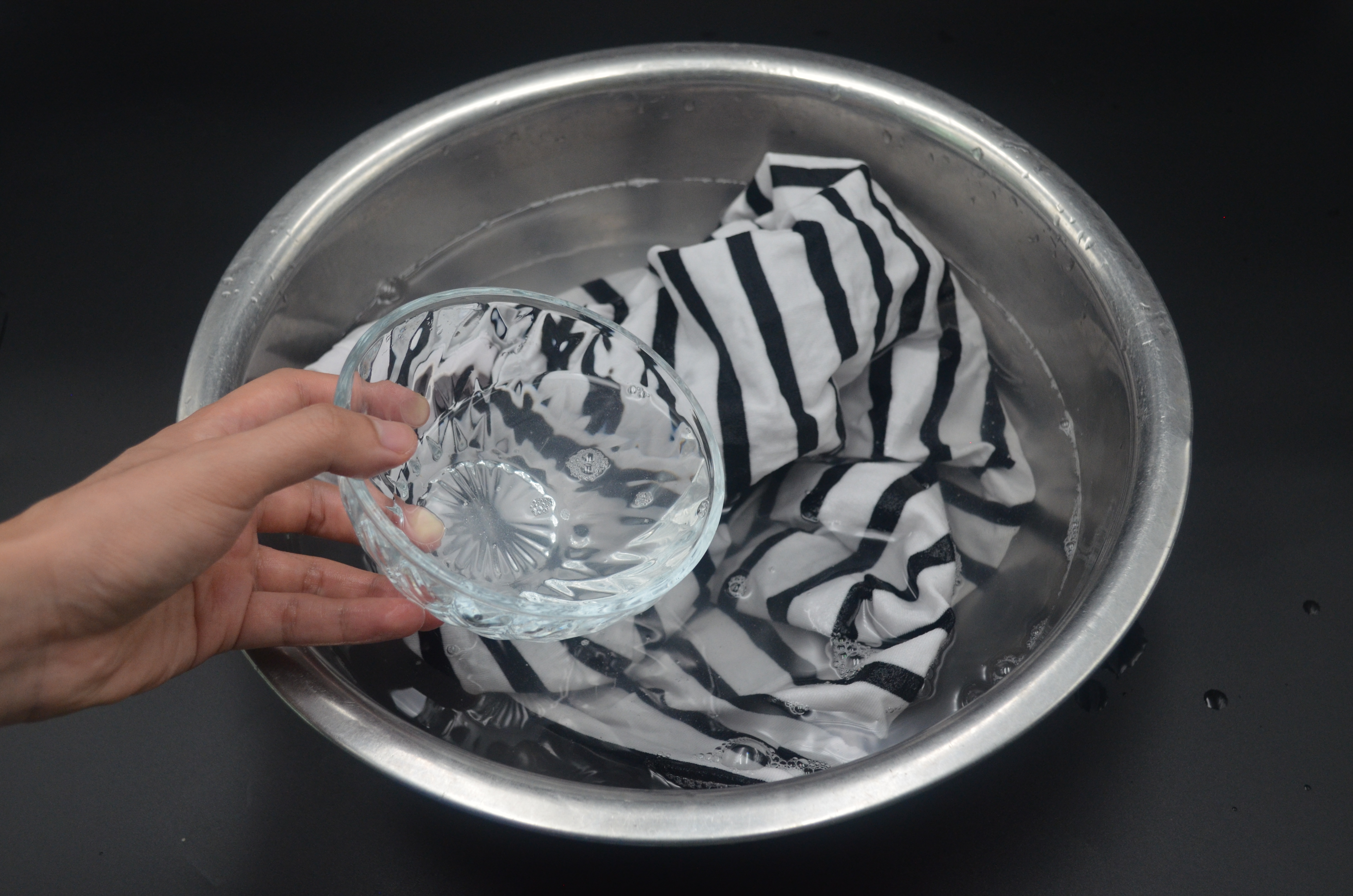 如何用小苏打洗白衣服-小苏打洗衣服的正确方法