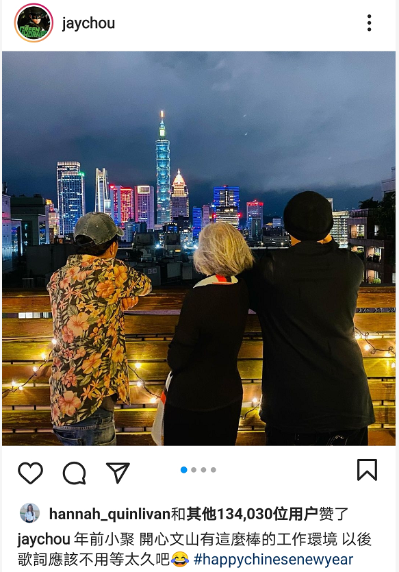 周杰倫攜媽媽妻子拜訪方文山，單臂摟住昆凌大方秀恩愛