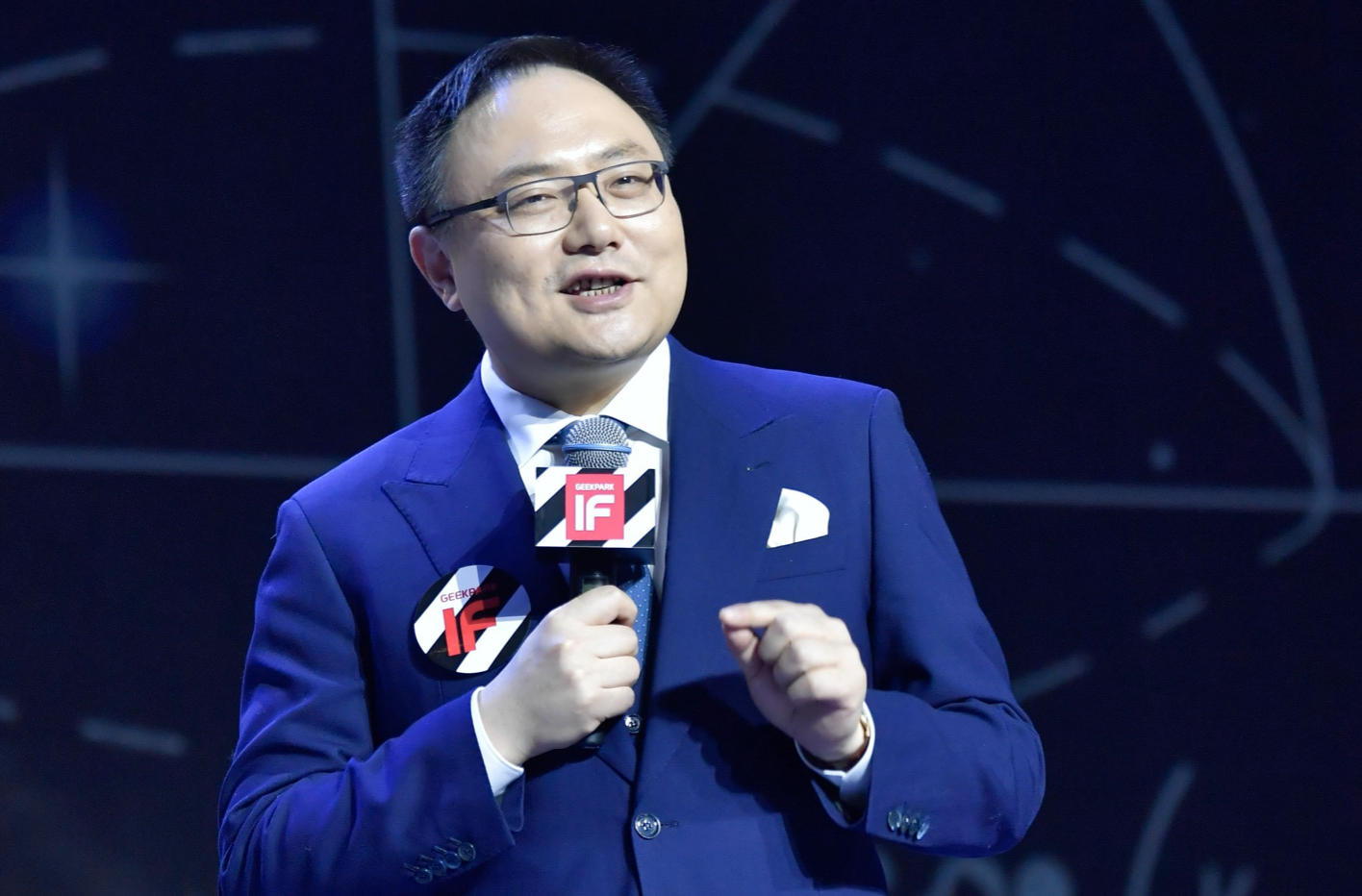 得罪领导愤而辞职八年时间从0做到100亿罗振宇要敲钟了
