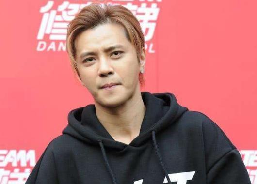 罗志祥身体出状况了？深夜独自一人去打篮球，左小腿异常粗壮肥大