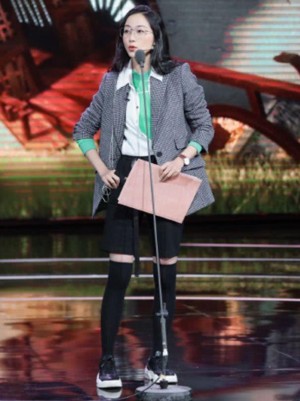 韩雪太不容易了，37岁被要求穿上“学妹袜”，还好她的腿够细