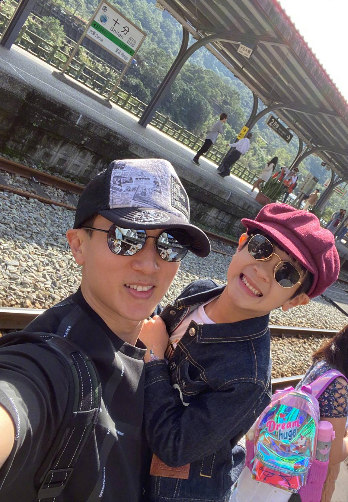 吳尊女兒不得了，穿運動裝隨手一個前撐翻，穿衣時髦功夫也很棒