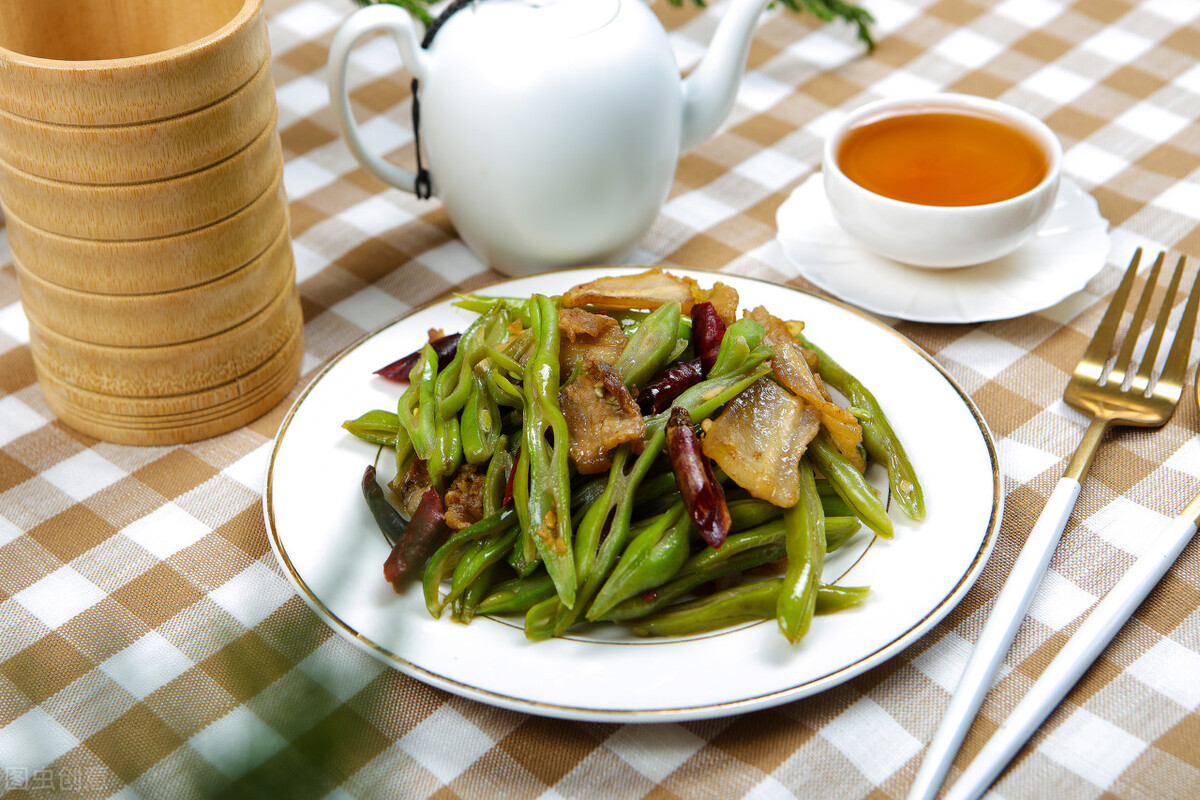 Stirfried kidney beans with pork, don't put it in the pot directly