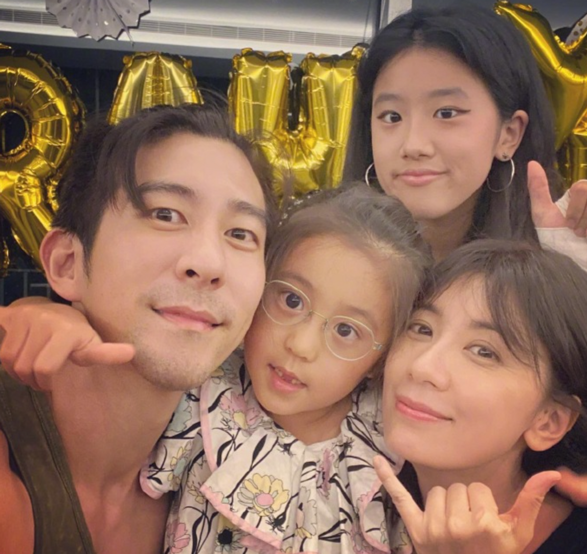 贾静雯晒一家合照为女儿庆生，咘咘戴眼镜太可爱，两颗门牙已掉光