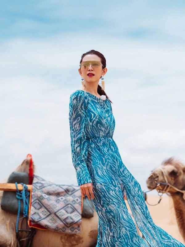 47岁蔡少芬越来越有女人味，与老公穿情侣装太撩了！谁能不羡慕