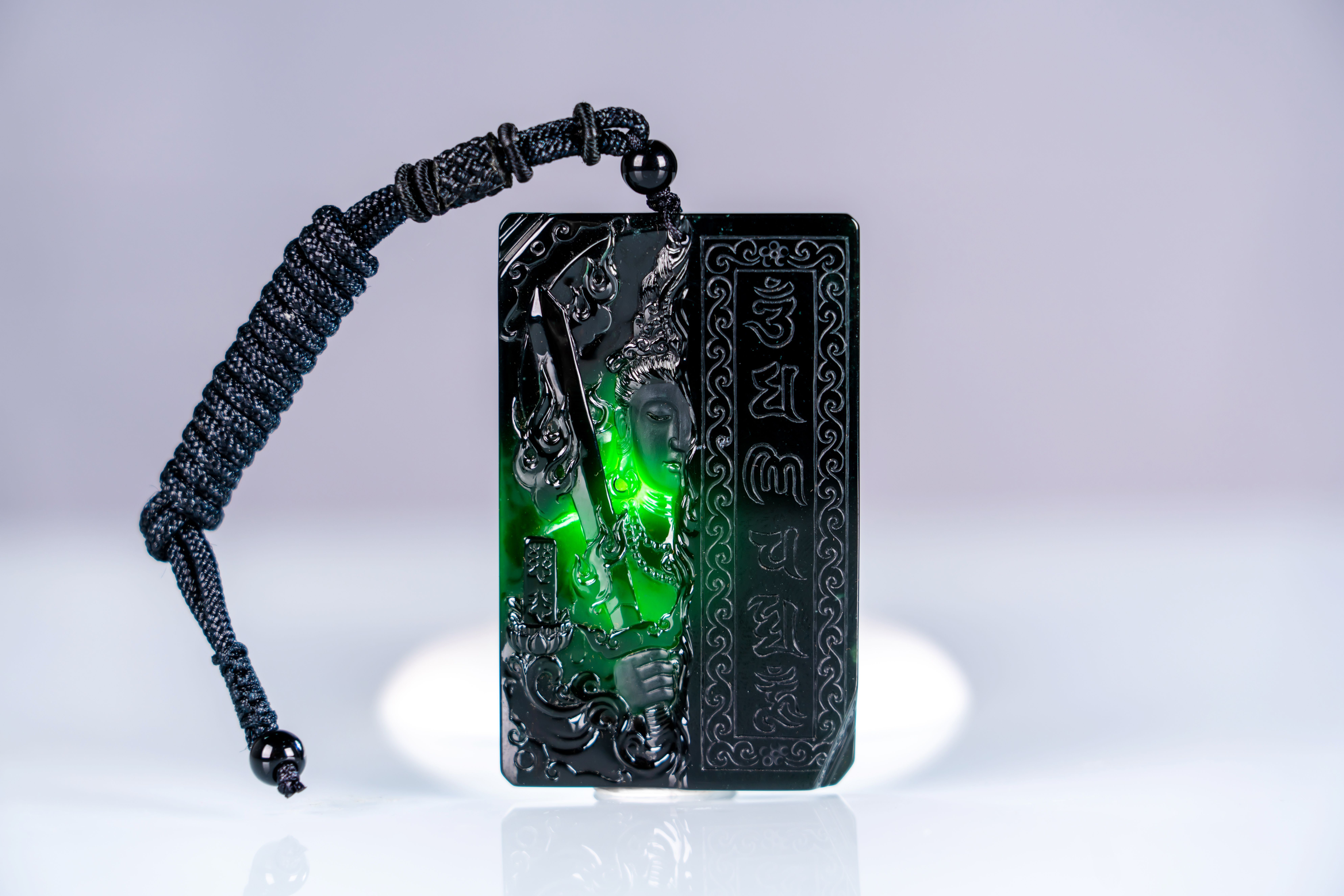 墨翠看上去一片漆黑就不能用种水色来评价它了吗