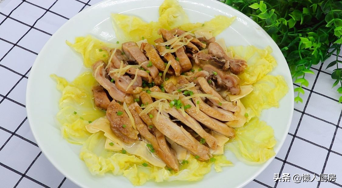 不需要添加任何調味品，醃製臘雞腿，配上娃娃菜和豆腐皮蒸著吃