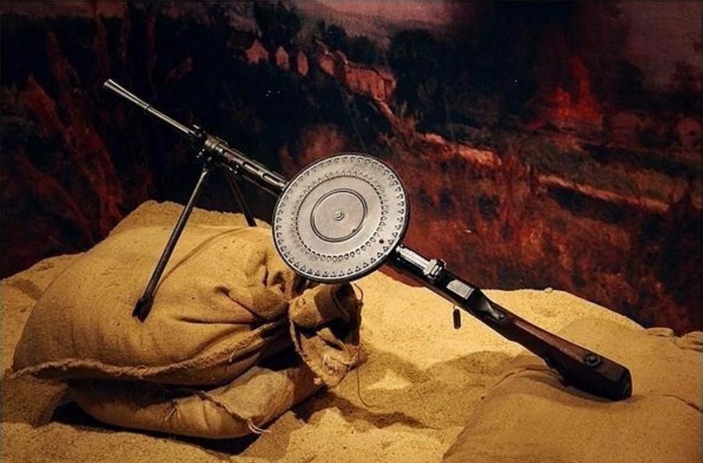 吃鸡里的大盘鸡，上甘岭上的唱片机，一挺机枪