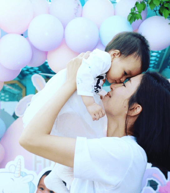 杨怡罗仲谦互庆生日，晒一家三口温馨日常，1岁女儿颜值高像爸爸