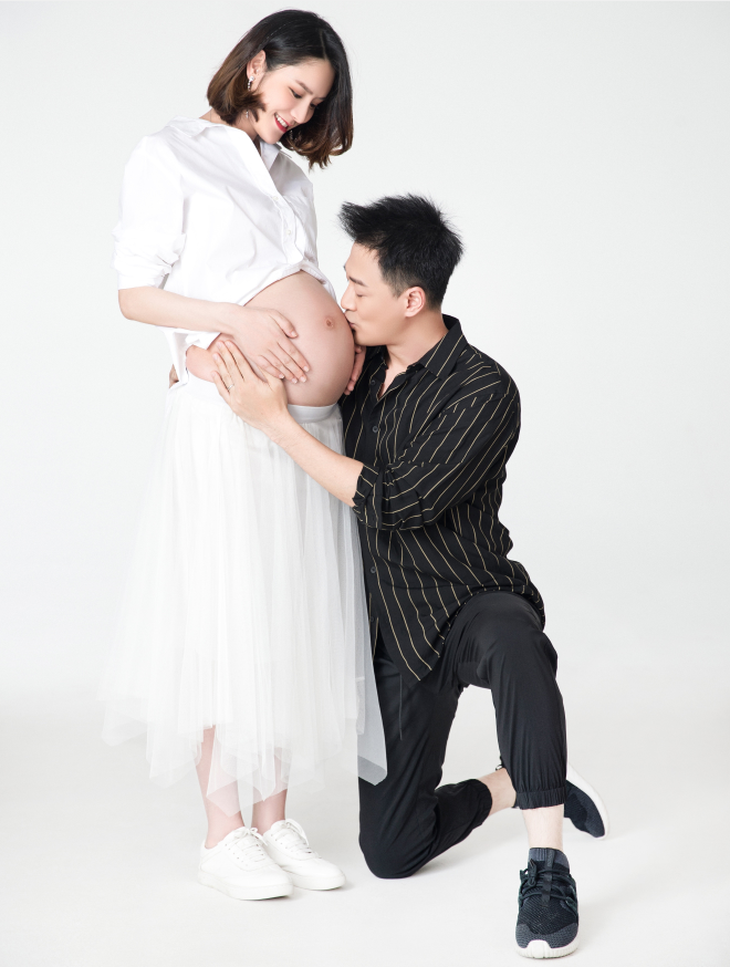 林峯官宣当爹，与张馨月共晒孕肚cos写真，恩爱又诙谐