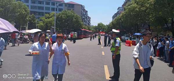 高考首日，考生“乘风破浪”，安福交警全力护航