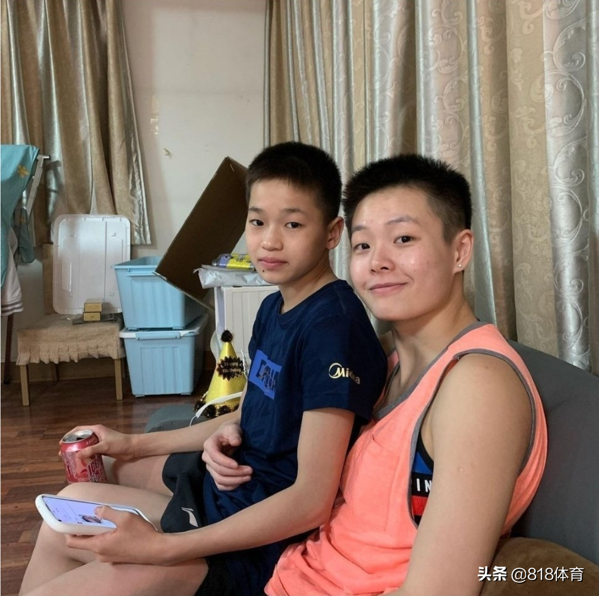 姐妹情深!全红婵闹脾气拿吉祥物抽陈艺文,师姐上演摸头杀一脸宠溺