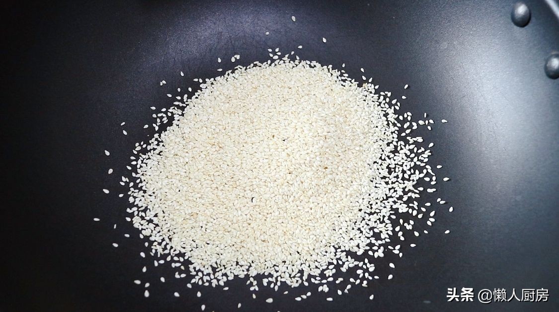 往糯米糊內倒入芝麻，用手壓一壓，就是小時候常吃的美食，有彈性