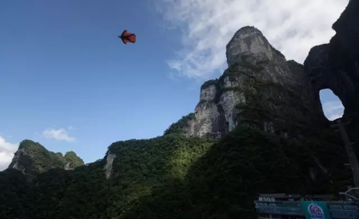 5000英尺高空躍下飛掠“上帝”，愛翼裝飛行勝過自己生命，被AK-47穿胸5月后重飛藍天