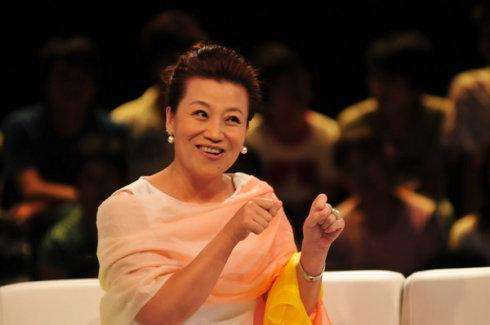 曾离婚两次，61岁王为念刚做完电灸就和美女跳舞，并直呼身体很好