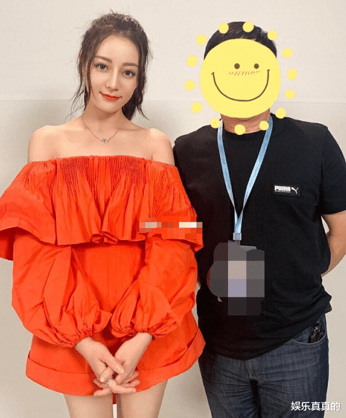 热巴与工作人员合照生图曝光，当照片放大十倍