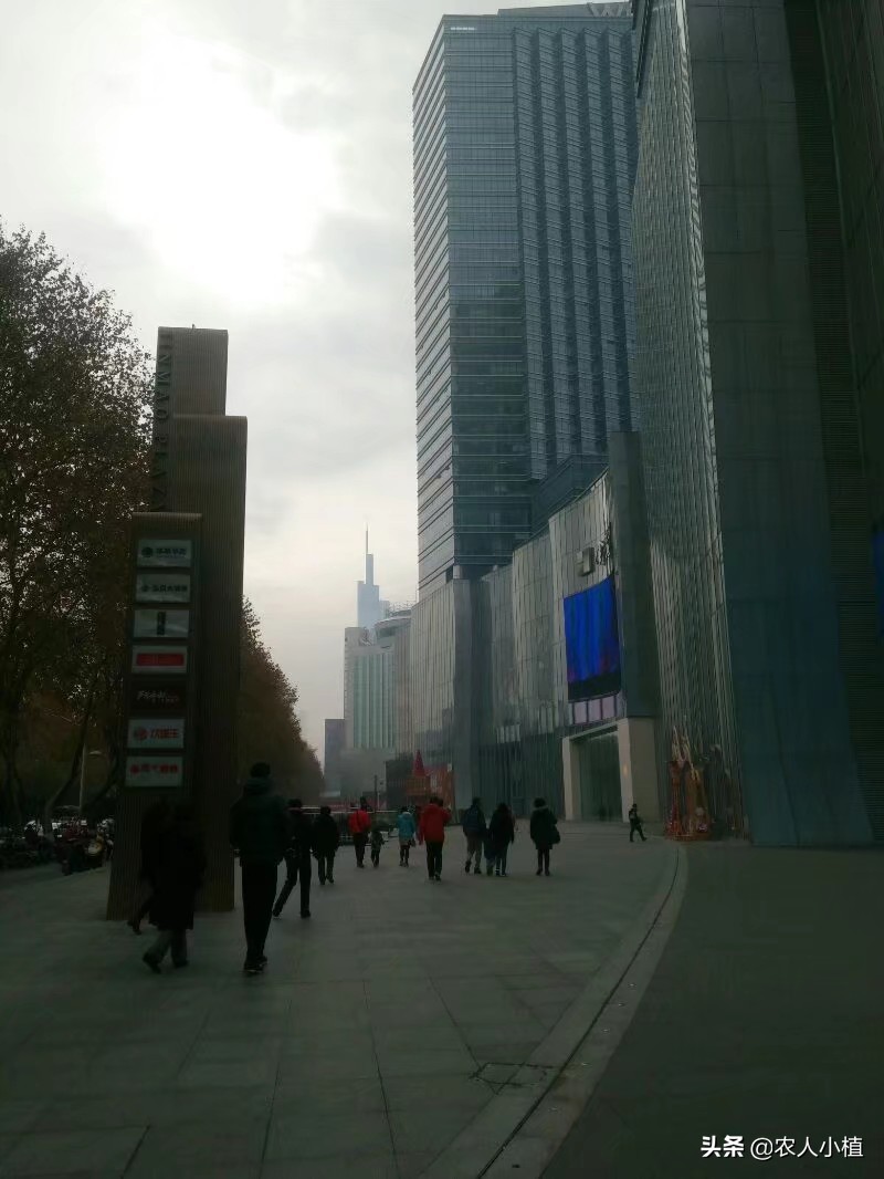 打工十年，卡里只有几百块钱，这样的人活着真失败，说多都是泪。