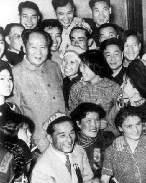 1957年，那个给毛主席点烟的女青年，后来怎么样了