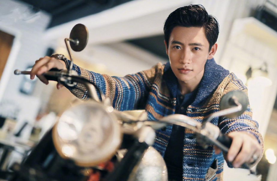 又一位男星亮出结婚证！杨紫带头道喜，情绪激