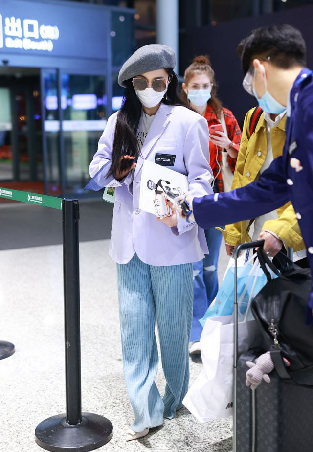 范冰冰不愧是“时尚女王”，紫色西装配针织裤