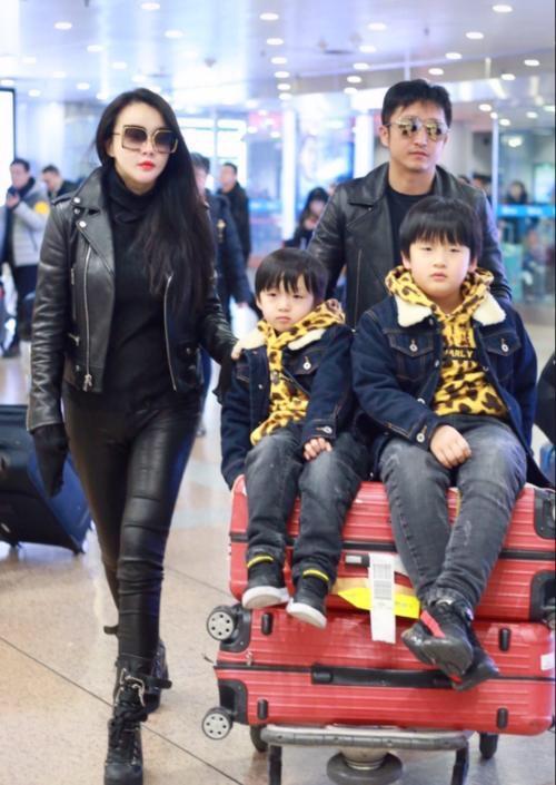 鄒市明一家四口走機場，老公過冬老婆還在夏天，倆兒子穿得都挺潮