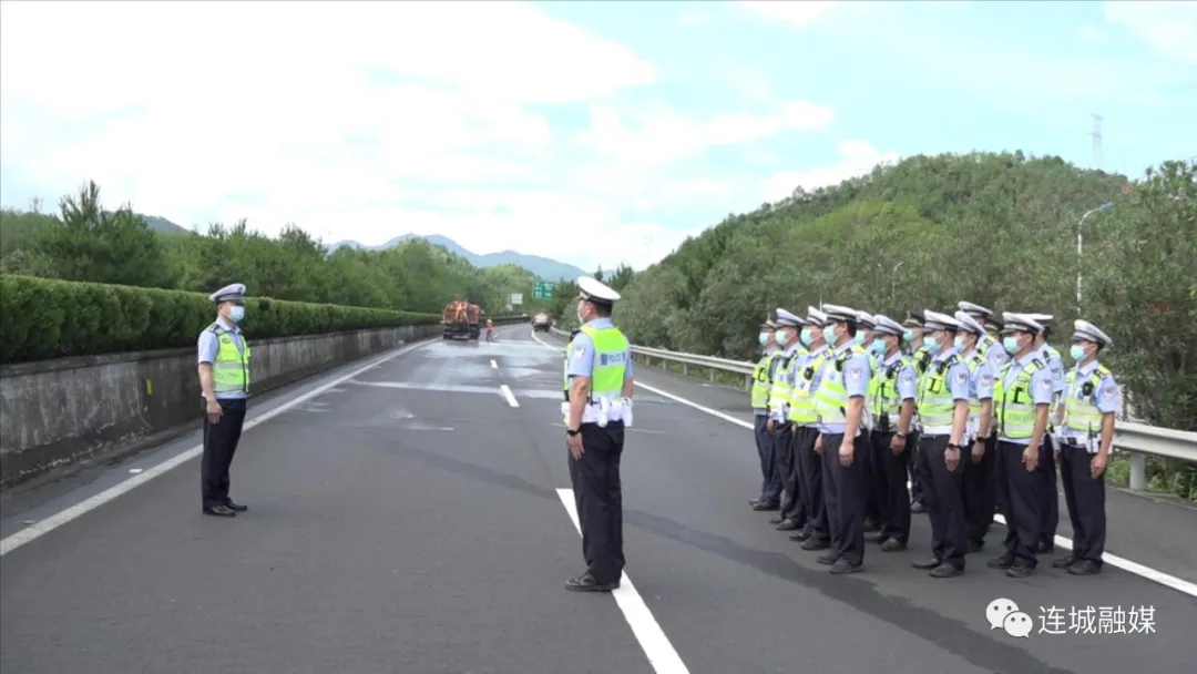 龙岩高速交警联合连城多部门开展交通安全演练