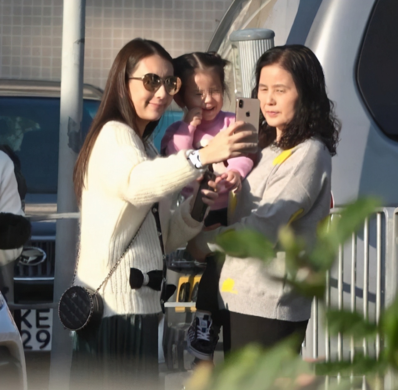 郭富城一岁小女儿首度曝光，爸爸陪着尝试玩单杠，五官像极了外婆