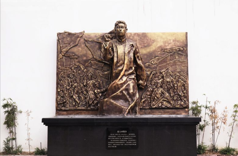 1950年，一老汉将儿子坟墓里的书籍上交，党组织：国家一级文物