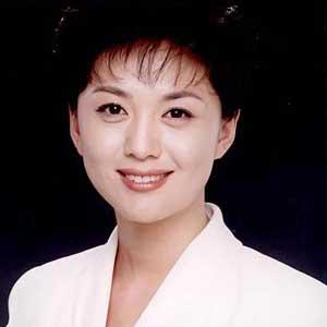 央視國臉海霞：21歲進央視成為新聞主持人，嫁給清華教授幸福美滿