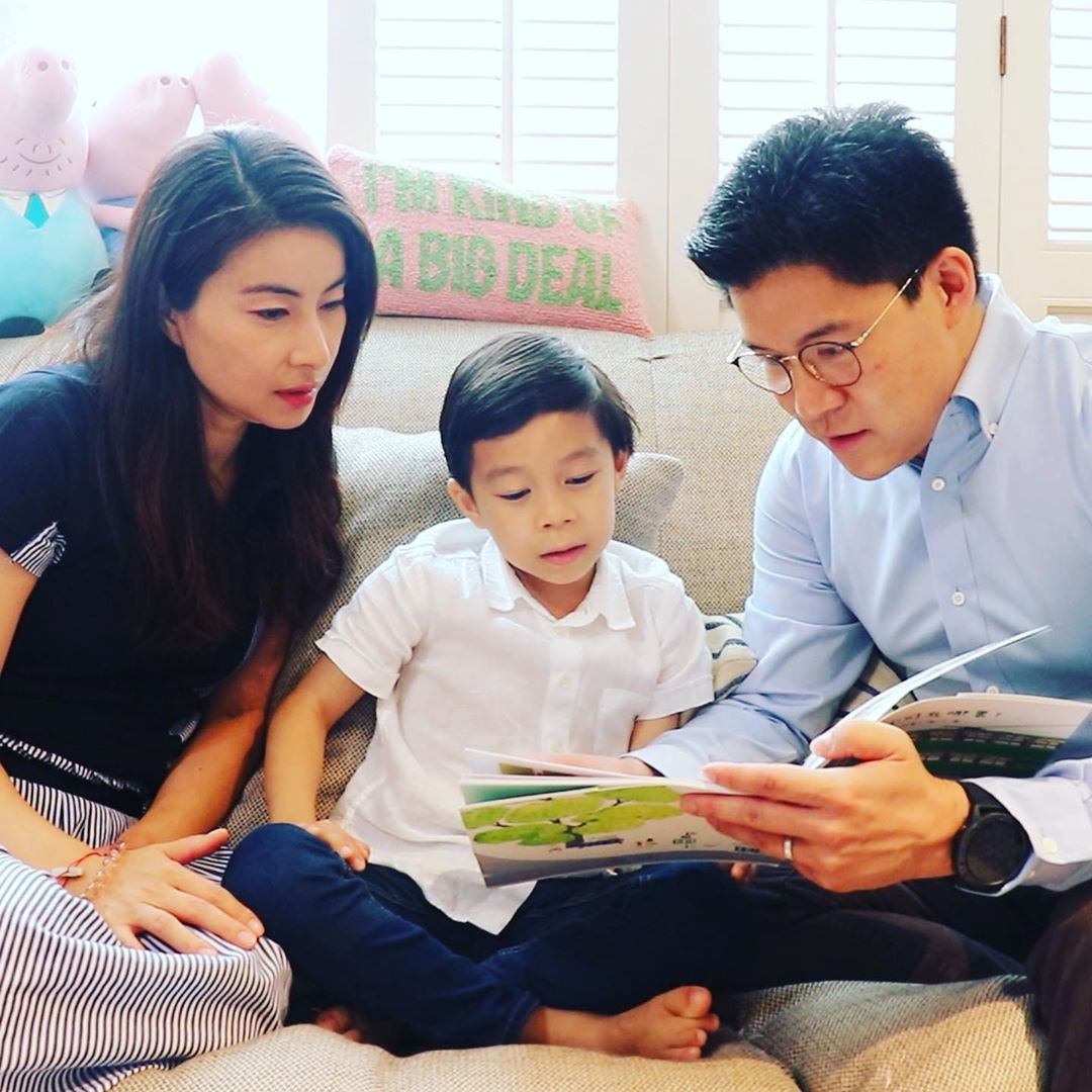 霍啟剛陪兒子外出騎行，學習健身兩把抓，力當稱職好爸爸