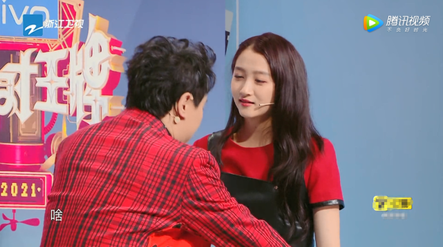 鹿晗穿情侣装撒糖，此前关晓彤曾穿同款与他过