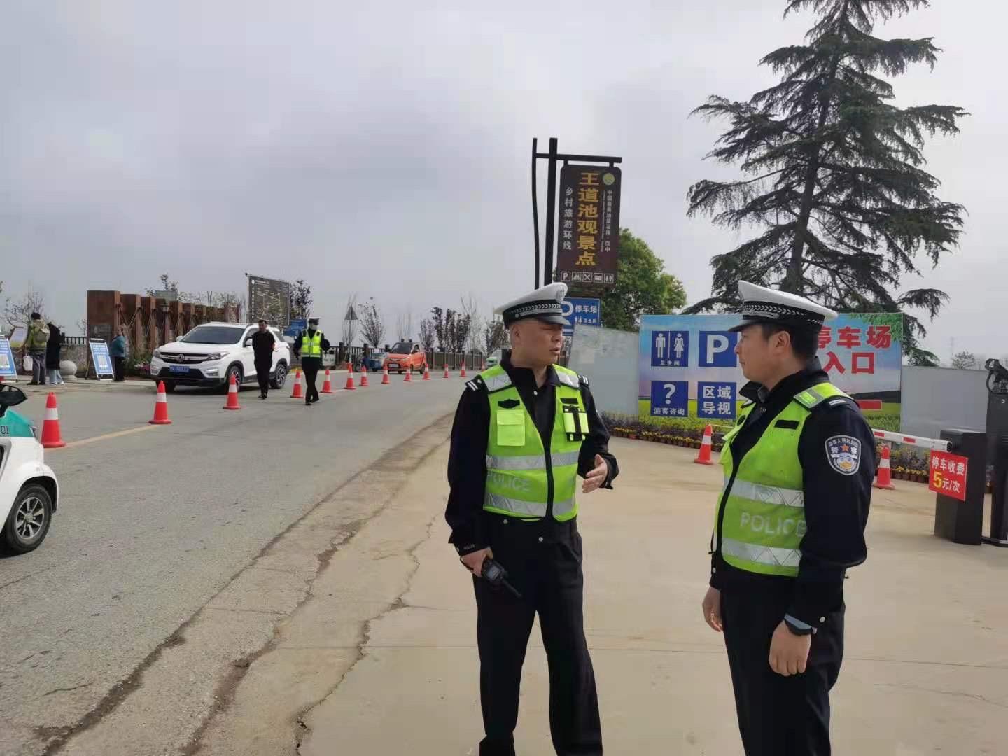 不负春光“警”色美：汉中交警一大队“护花”、“护考”、“护祭扫”