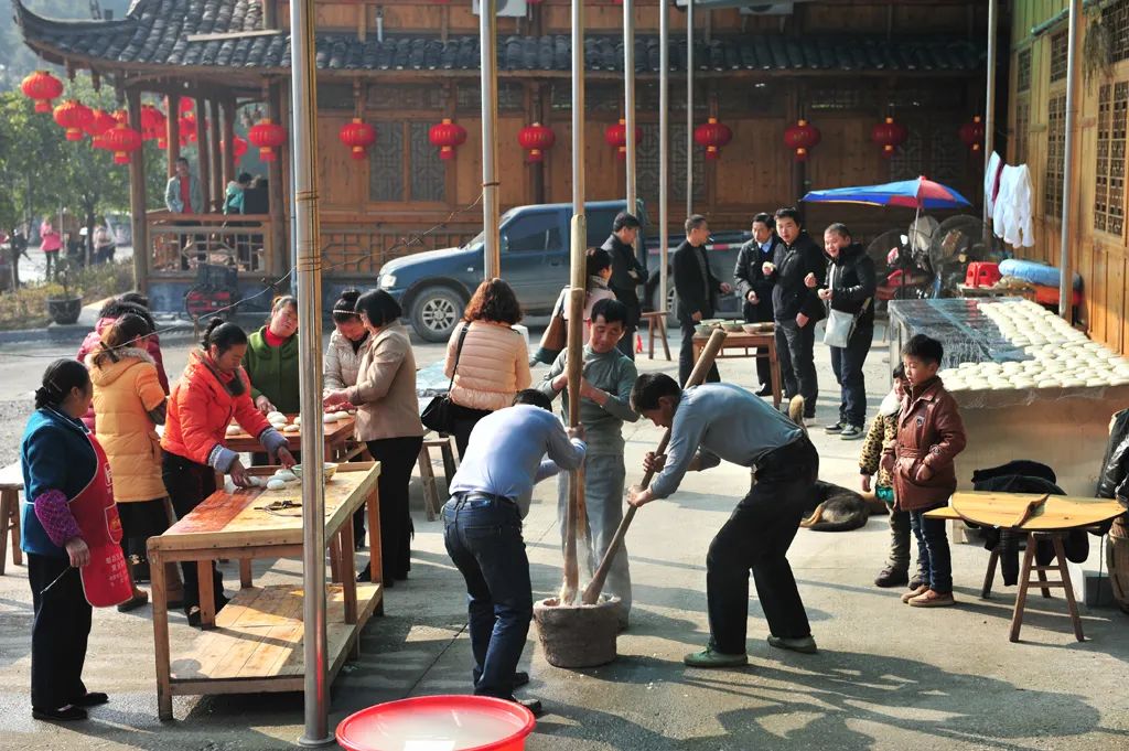 黄秀佳：返乡创业十八载 昔日穷村变景区