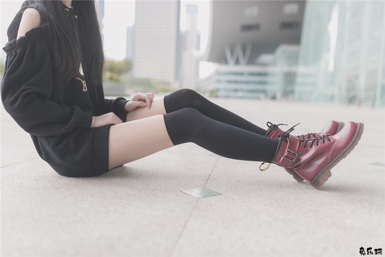 【福利姬】让人喜欢的黑丝及膝袜小细腿！太美了（48P）