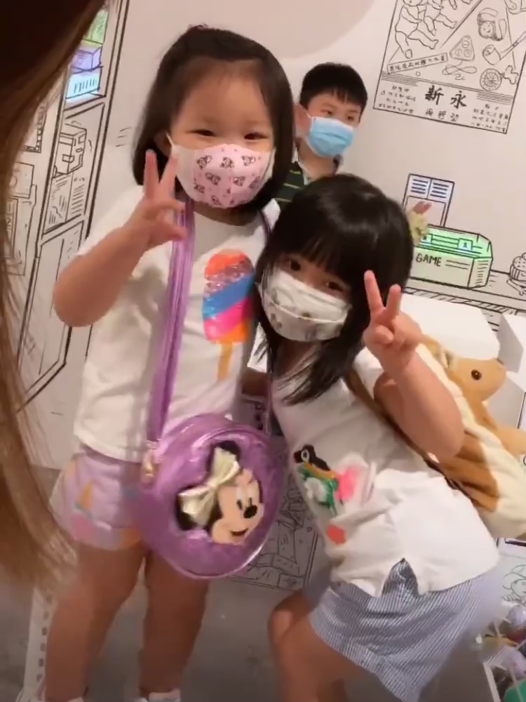 李亚男和女儿看展，全程负责当摄影师，gabby超爱拍照各种摆姿势
