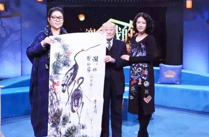 女子带齐白石画上鉴宝，专家称：假画，女怒斥