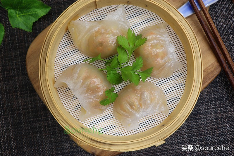 正宗的水晶虾饺做法，皮薄馅大，柔韧鲜美，晶莹剔透，好看又好吃