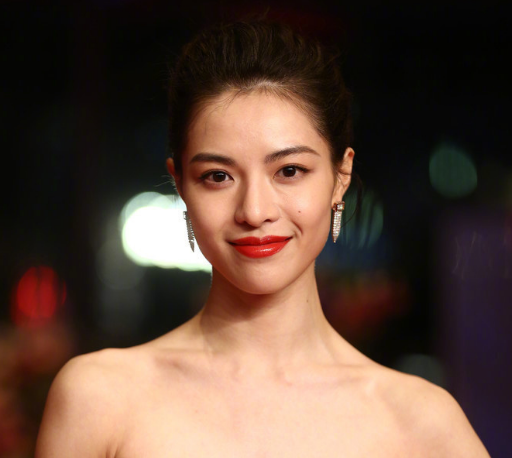 钟楚曦被质疑整容，甩锅化妆师却被扒出旧照，网友：故事挺有意思