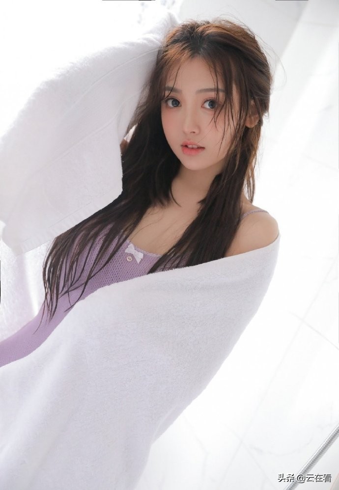 可爱美女穿紫色裙迷人美照欣赏，真好看图片