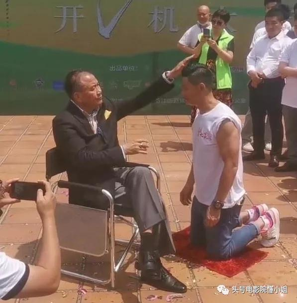 63岁万梓良收徒用钱敲头,做大哥人戏合一,改变周星驰林家栋命运