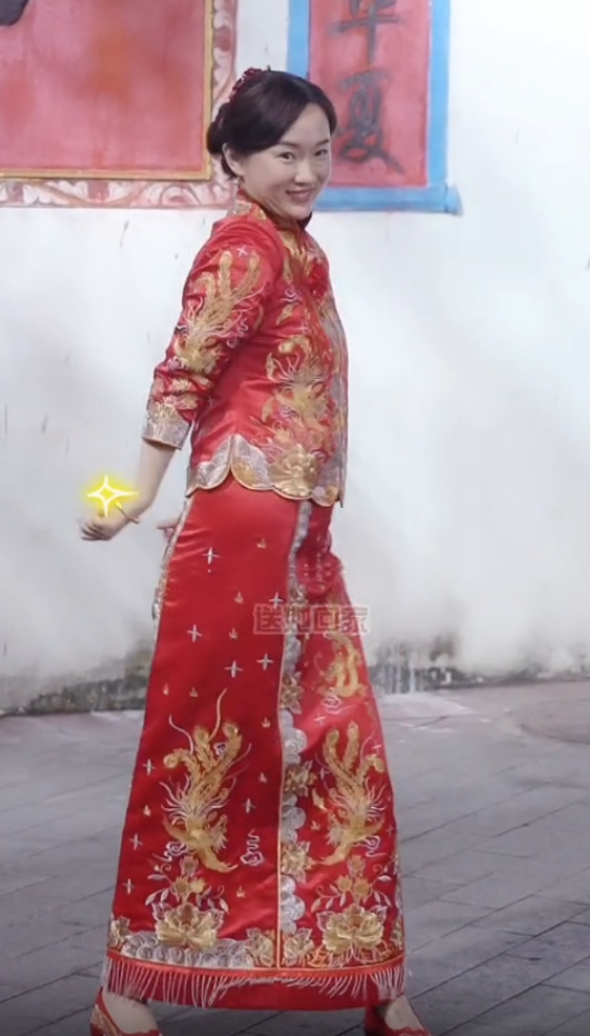 怀孕？霍思燕穿喜服跳舞小腹微隆，身形丰腴圆润，杜江闭眼夸老婆